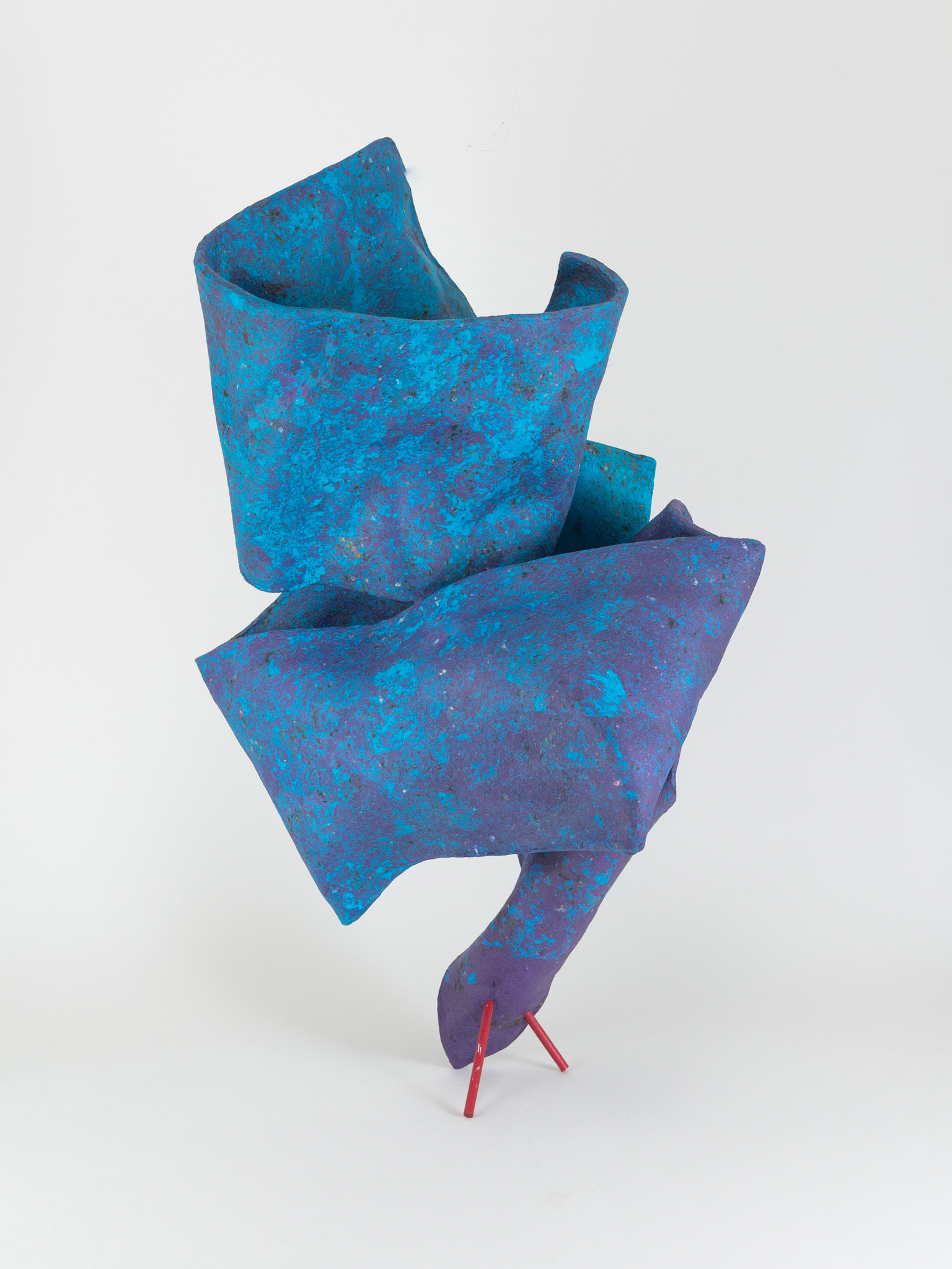 Odeur (blau_violett), 2017, Papiermaché, variabel