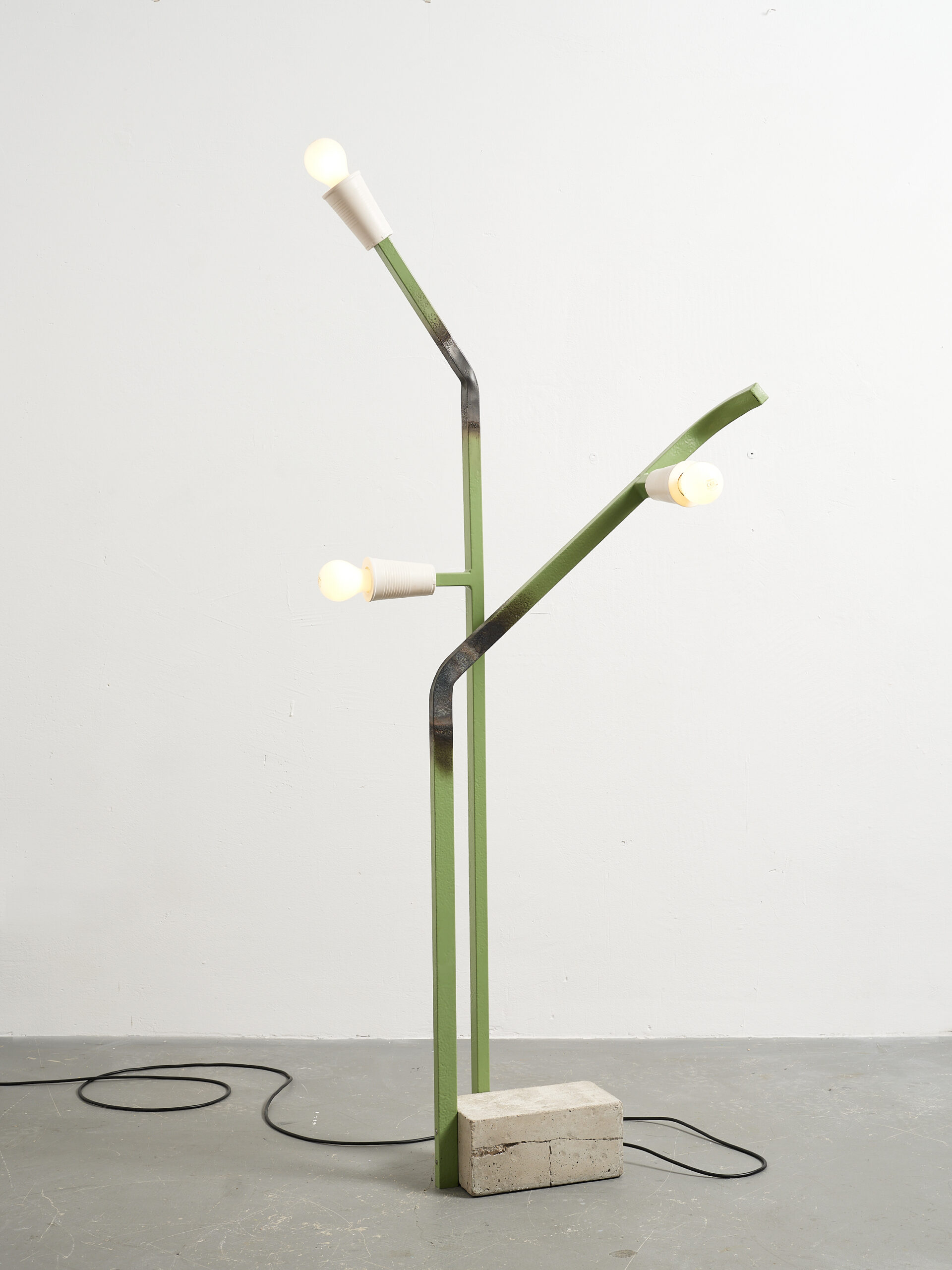 Lime Light, 2024, Stahl, Lack, Beton, Polymergips, Eletronik, div. Materialien, 153 x 70 x 35 cm
