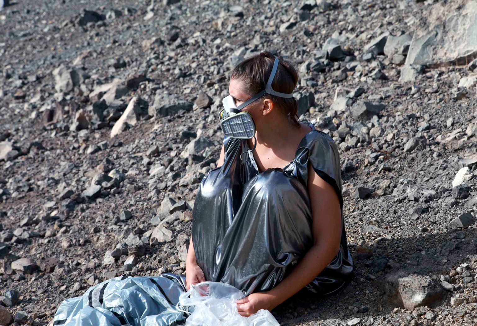 Sruviving the Volcano, Woman with Gas Mask, 2019, Archivfester Pigmentprint auf Fine Art Baryta, Ed.3 + 1AP, 60 x 88 cm