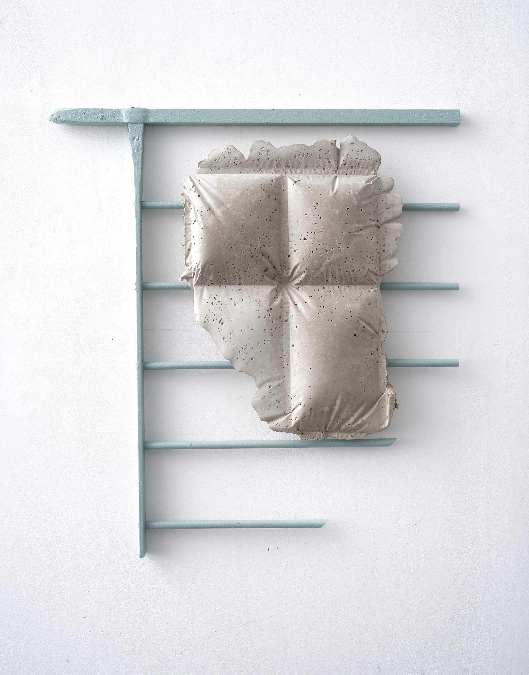 Pastelltöne mag man gerne morgens, 2024, Stahl, Lack, Beton, 62 x 68 x 7,5 cm