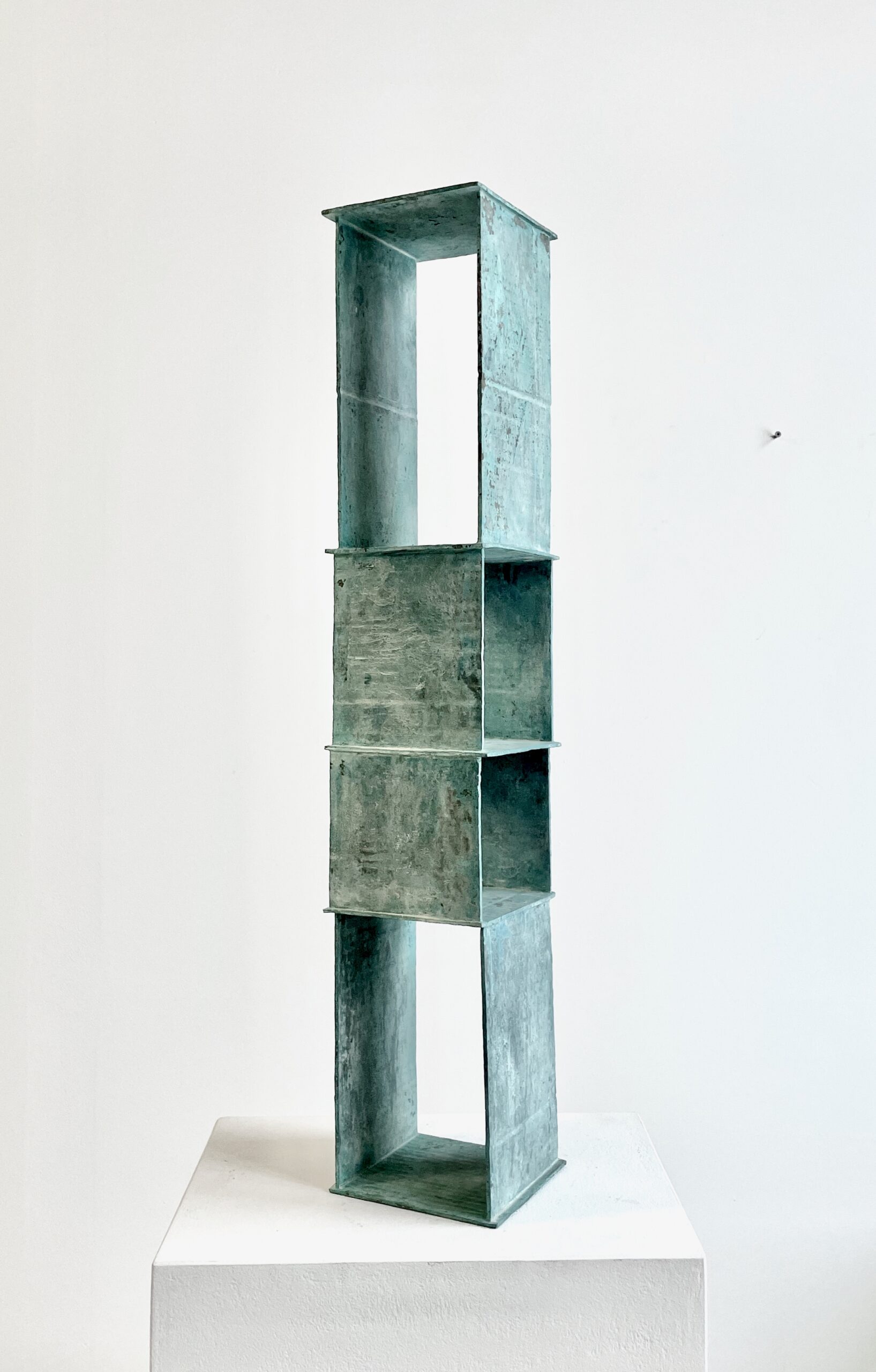 Jo Schöpfer, Box (J.S.II-25.), 2025, Bronzeguss, grün patiniert (Unikat), 80,5 x 14 x 15